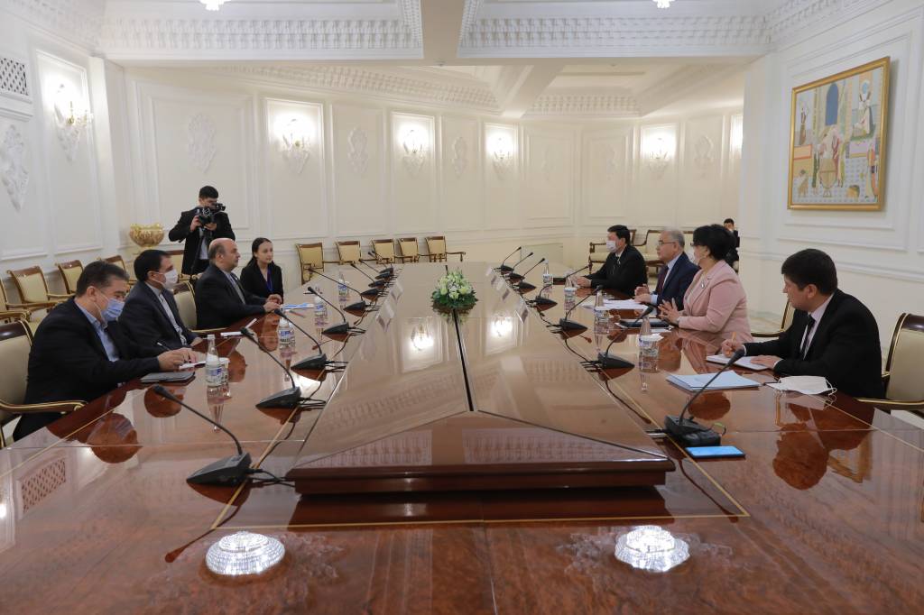 A.Saidov Parlament Assambleyasi Bosh kotibi Muxammad Rezo Majidiy bilan uchrashdi