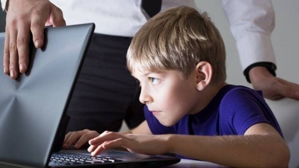 Internetda “o‘tirgan” bolalarga kim mas’ul?