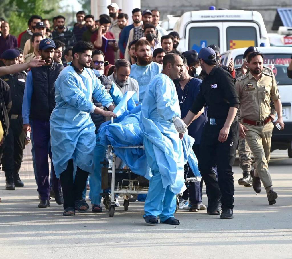 Kashmirda sayyohlarga hujum qilindi