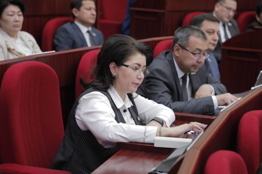 Kimlarga O‘zbekistondan chiqish taqiqlanadi?