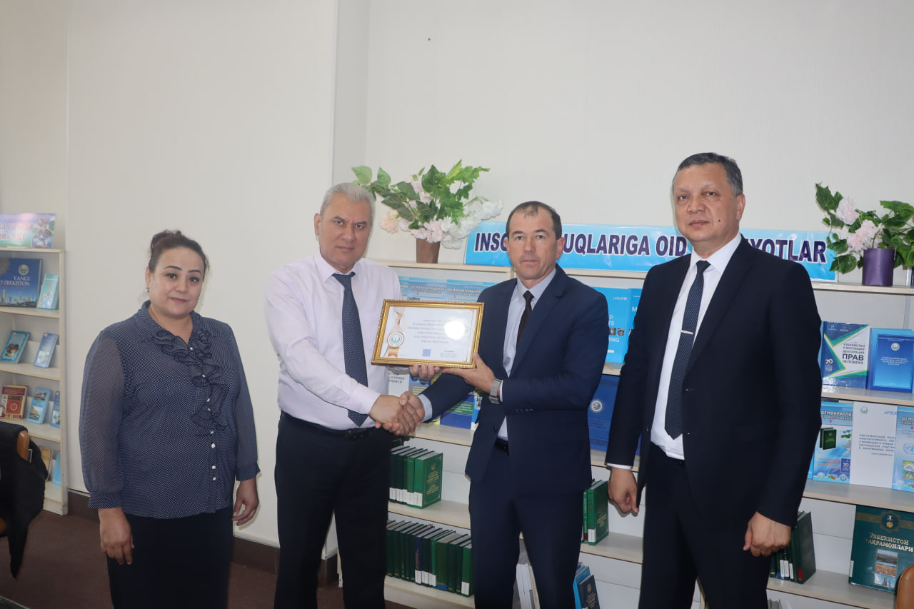 Inson huquqlariga oid kitoblar Surxondaryo viloyat kutubxonasiga topshirildi