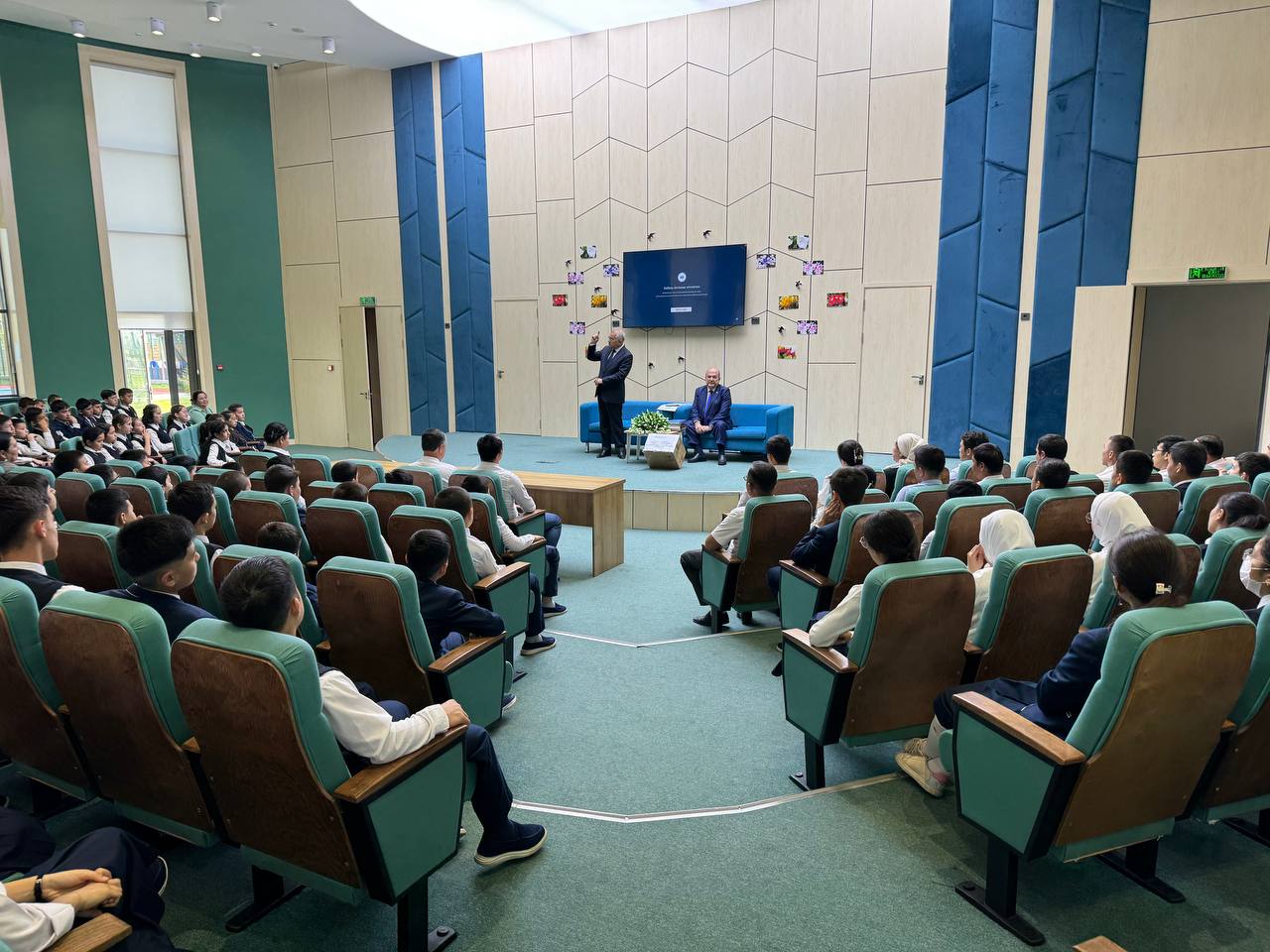 Nurafshon shahridagi Prezident maktabida taniqli akademiklar bilan uchrashuv bo‘ldi