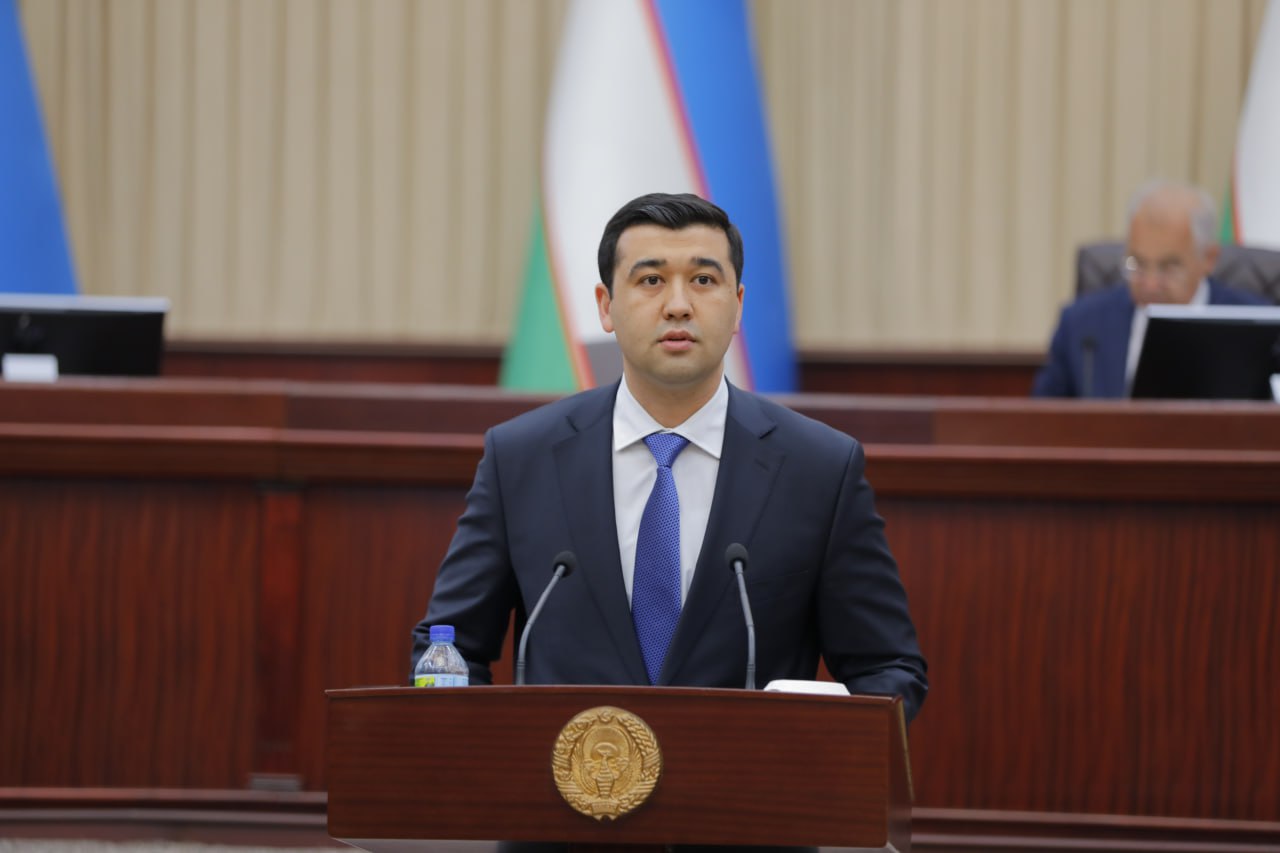 Parlament eshituvida deputatlar oliy ma’lumotli yoshlarning doimiy ish bilan ta’minlanishi, iqtidorli yoshlarning ta’lim kreditiga ega bo‘lishi, o‘z yo‘lini topa olmayotgan yoshlarni kasb-hunarga qayta tayyorlash masalalarida yechimini kutayotgan muammola