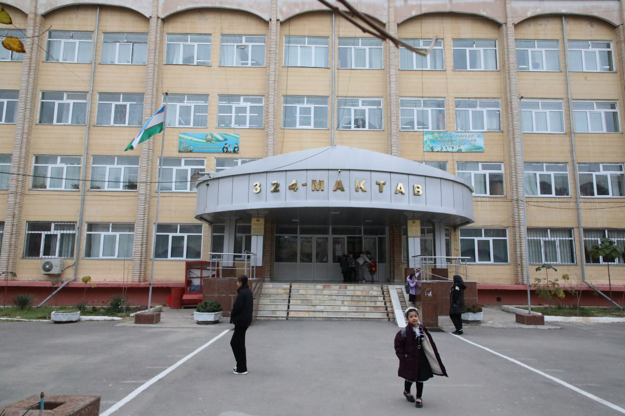 Konstitutsiya kuni munosabati bilan Davlat bayrog‘i ko‘tarildi