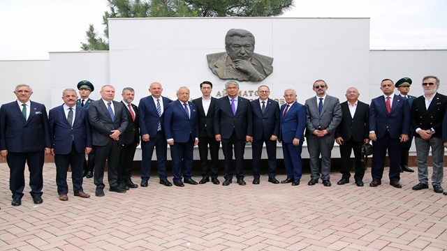 «Ota-Beyit» qabristonida Chingiz Aytmatov xotirasi yod etildi