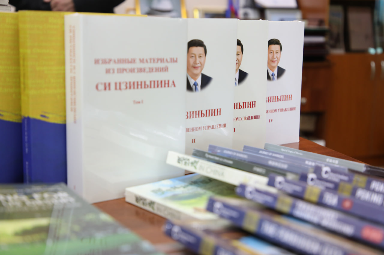 “TONG YULDUZI” TAHRIRIYATIGA KITOBLAR TAQDIM ETILDI