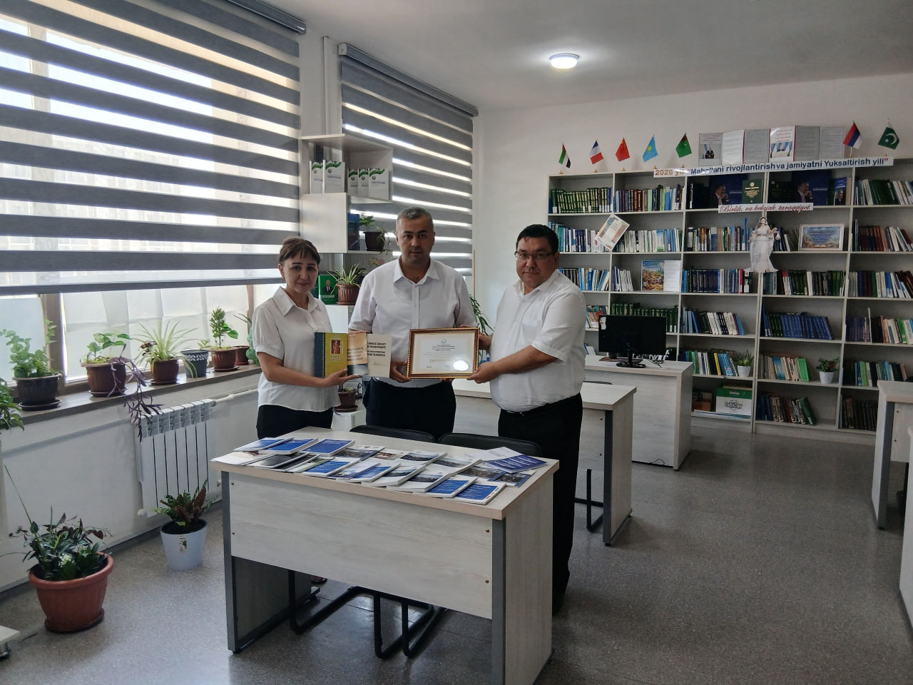 Buxoro axborot-kutubxona markaziga inson huquqlariga oid yangi adabiyotlar topshirildi