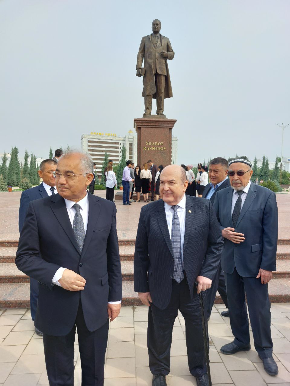 Sharof Rashidovning Jizzax shahridagi haykali poyiga gulchambarlar qo‘yildi