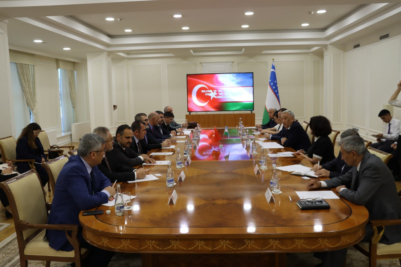 O‘zbekiston Respublikasi Konstitutsiyaviy sudi raisi va Turkiyaning Inson huquqlari va tenglik instituti raisi bilan uchrashuvdan foto lavhalar