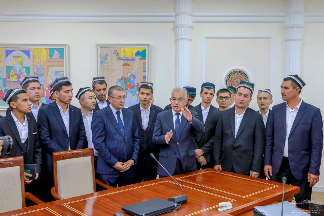 “Vatanni sevmoq iymondandir” mavzusidagi insholar tanlovi g‘oliblari parlament faoliyati bilan tanishdi