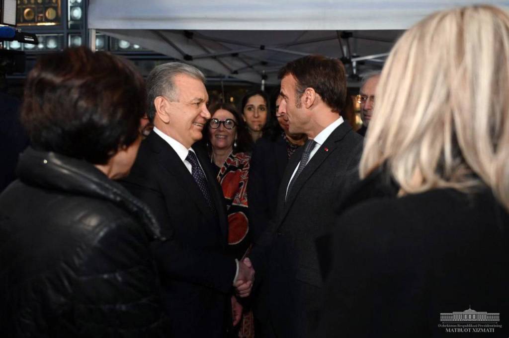 Shavkat Mirziyoyev and Emmanuel Macron get acquainted with the exhibition of the richest tangible cultural heritage of Uzbekistan