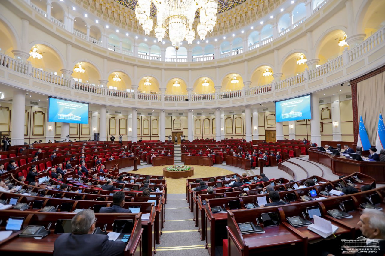 Oliy Majlis Qonunchilik palatasining navbatdagi majlisidan fotoreportaj