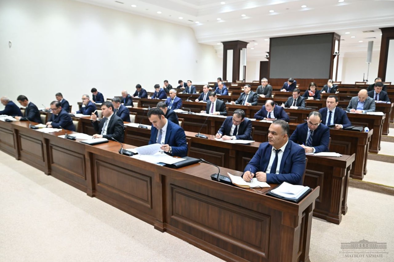 Yaratilgan imkoniyatlarga qaramasdan, ayrim hududlarda aholi bandligini ta’minlash ko‘rsatkichlari yaxshi emasligi ko‘rsatib o‘tildi.