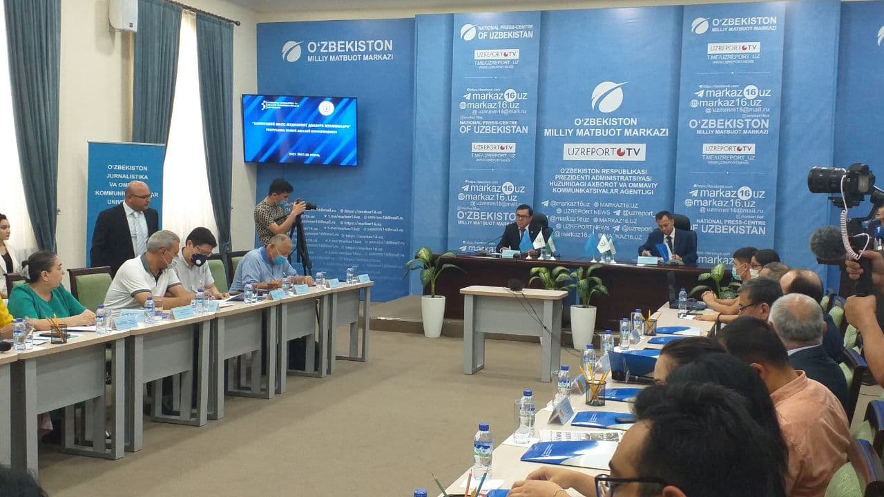 Markaz tomonidan Jurnalistika va ommaviy kommunikatsiyalar universitetiga 250 ta kitob taqdim etildi
