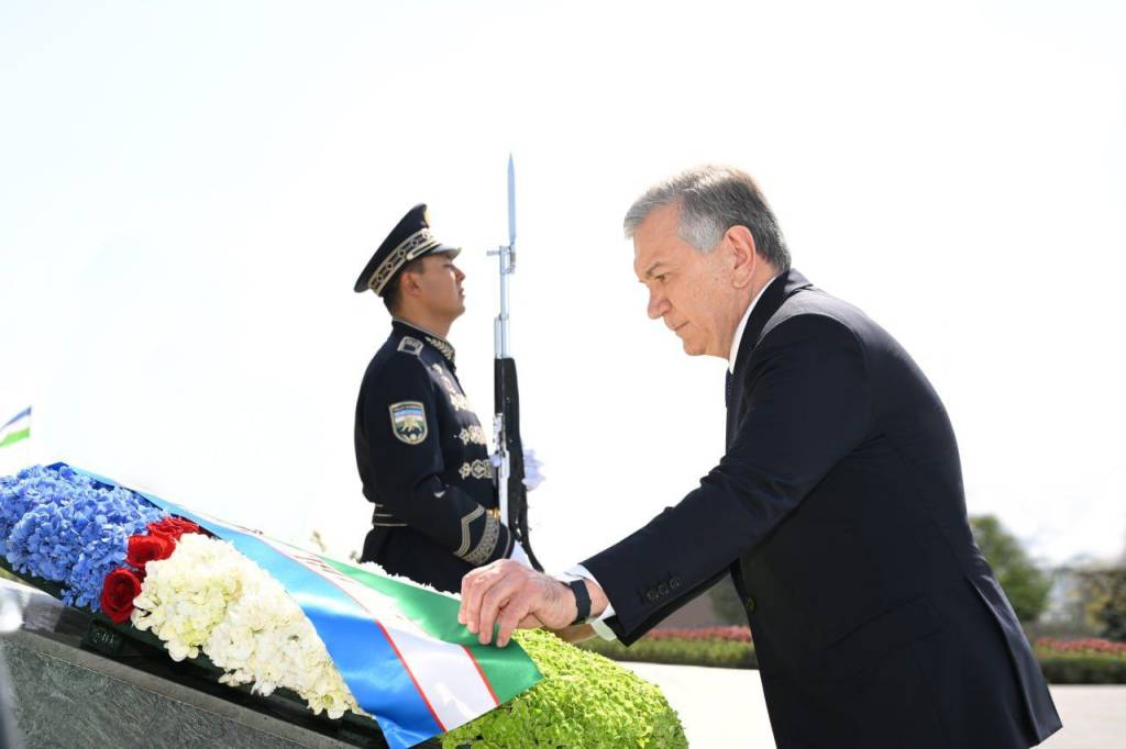 Shavkat Mirziyoyev laid a wreath at the Monument of Independence