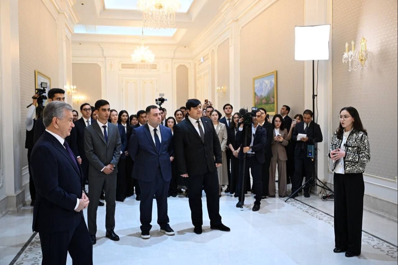 The President reviews the presentation of projects winning the “President Tech Award”